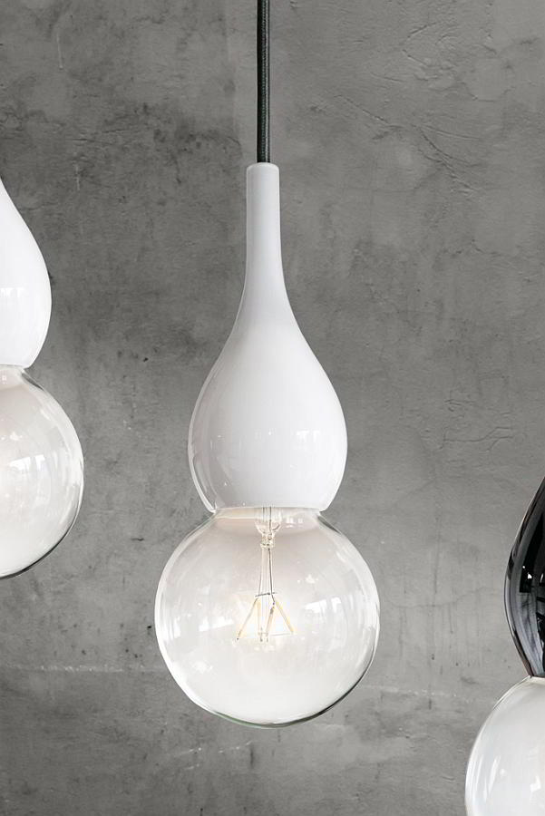 BLUBB mini Pendelleuchte aus Glas opalweiß, Kabel schwarz von next Design BLUBB mini Pendelleuchte aus Glas opalweiß, Kabel schwarz
