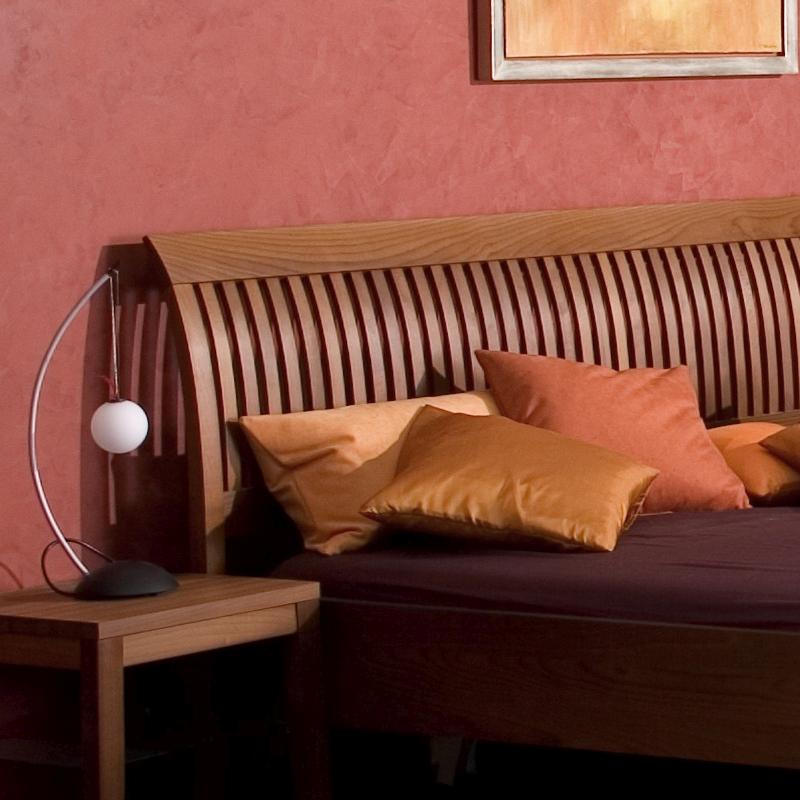 Kopfteil vom Montana Bett 10+ in Nussbaum massiv von Ruhe & Raum Kopfteil vom Montana Bett 10+ in Nussbaum massiv