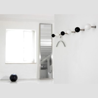 Dots Garderobenhaken - Schwarz und Weiß von schönbuch Dots Garderobenhaken - Schwarz und Weiß