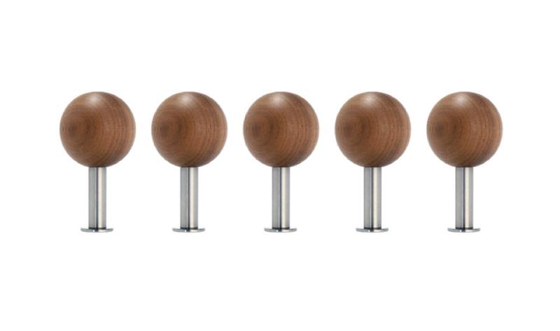 DOTS Garderobenhaken 5er-Set amerikanischer Nussbaum geölt von schönbuch DOTS Garderobenhaken 5er-Set amerikanischer Nussbaum geölt