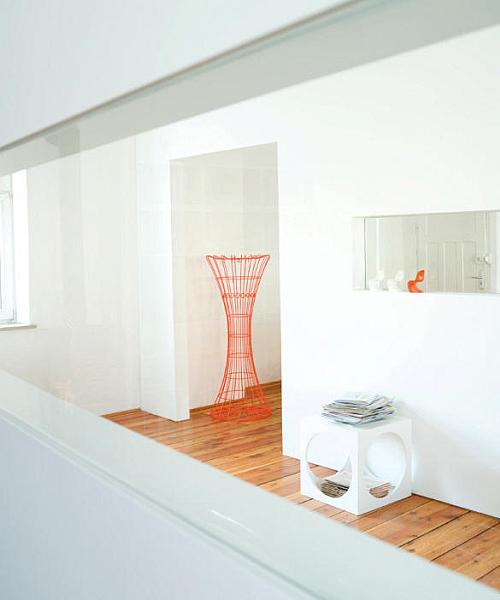 PANTONE Coatstand Garderobenständer von schönbuch PANTONE Coatstand Garderobenständer