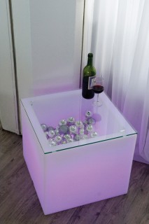 CUBOTTI LED-Pflanzkbel als Beisstelltisch