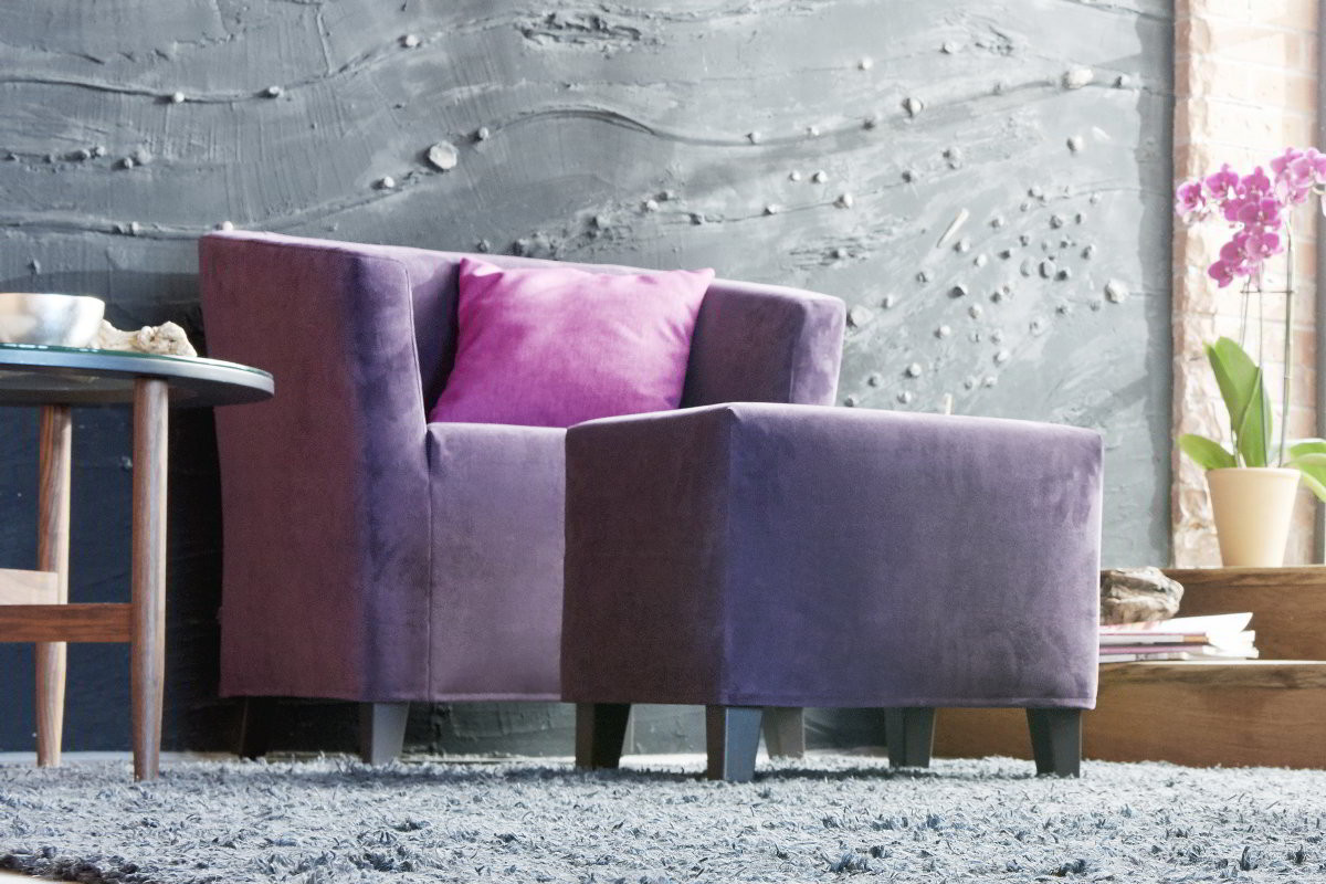 CAMILLA Sessel und der passende Hocker in violettem Stoff bezogen von signet CAMILLA Sessel und der passende Hocker in violettem Stoff bezogen