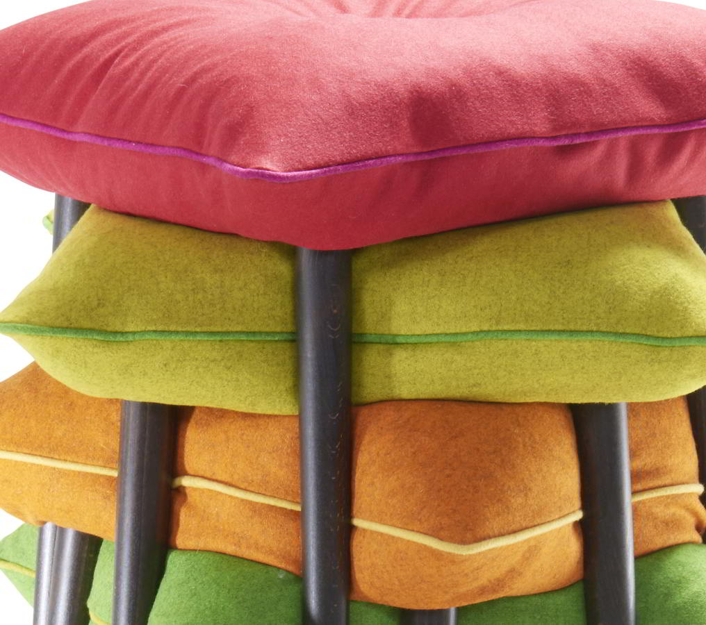 Details vom BIFF Hocker, Bezug MILAN und Knopf / Keder in einem anderen Farbton von signet Details vom BIFF Hocker, Bezug MILAN und Knopf / Keder in einem anderen Farbton