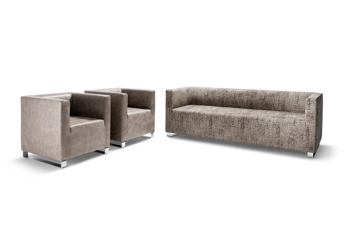BLUES Sessel in Leder und ein 180 cm großes Sofa in Stoff von signet BLUES Sessel in Leder und ein 180 cm großes Sofa in Stoff