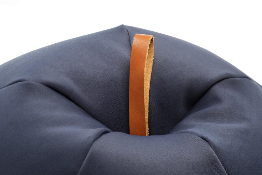 Details der Leder-Schlaufe von den Soft Shell Sesseln Apfel und Pflaume von Sitting Bull Details der Leder-Schlaufe von den Soft Shell Sesseln Apfel und Pflaume