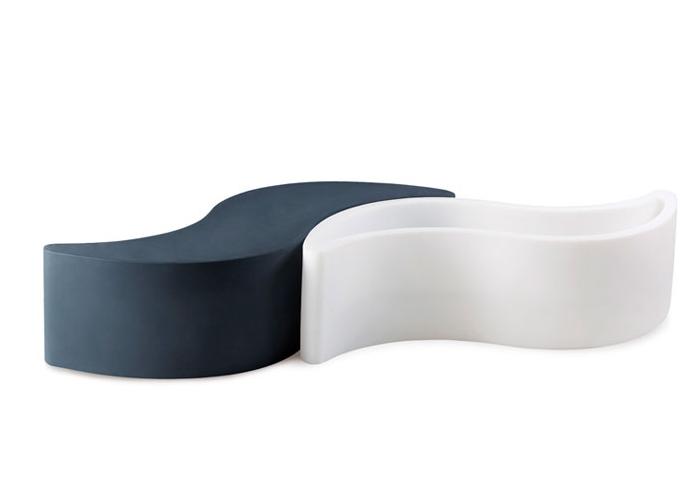 WAVE Bank schwarz und WAVE Pflanzkübel weiß von Slide Design WAVE Bank schwarz und WAVE Pflanzkübel weiß