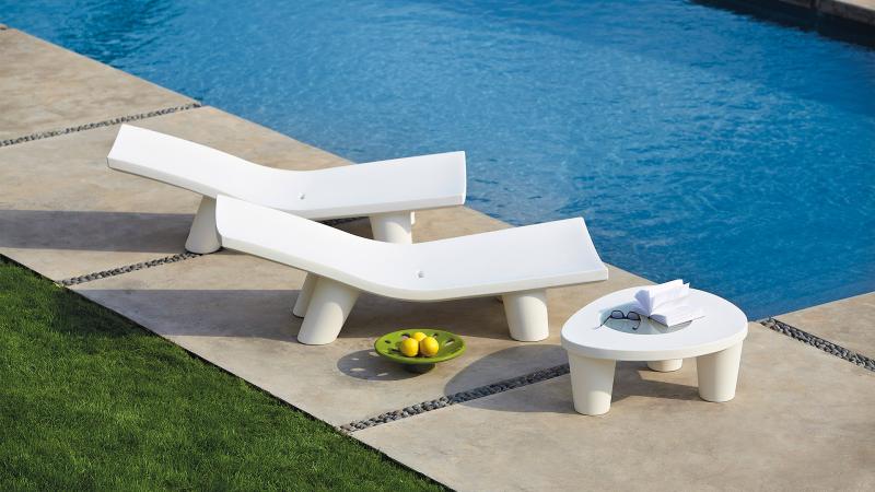 LOW LITA Lounge Gartenliege milky white mit Tisch