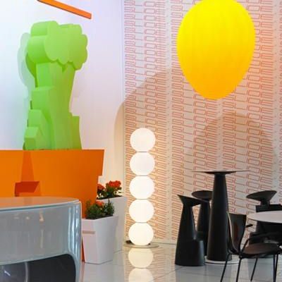PEARL Stehleuchte präsentiert auf der Messe von Slide Design PEARL Stehleuchte präsentiert auf der Messe