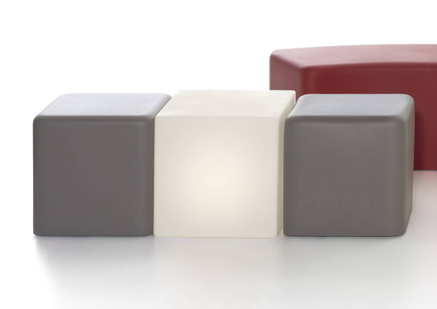 SOFT CUBO Hocker in argil-grau kombiniert mit dem CUBO Hocker beleuchtet