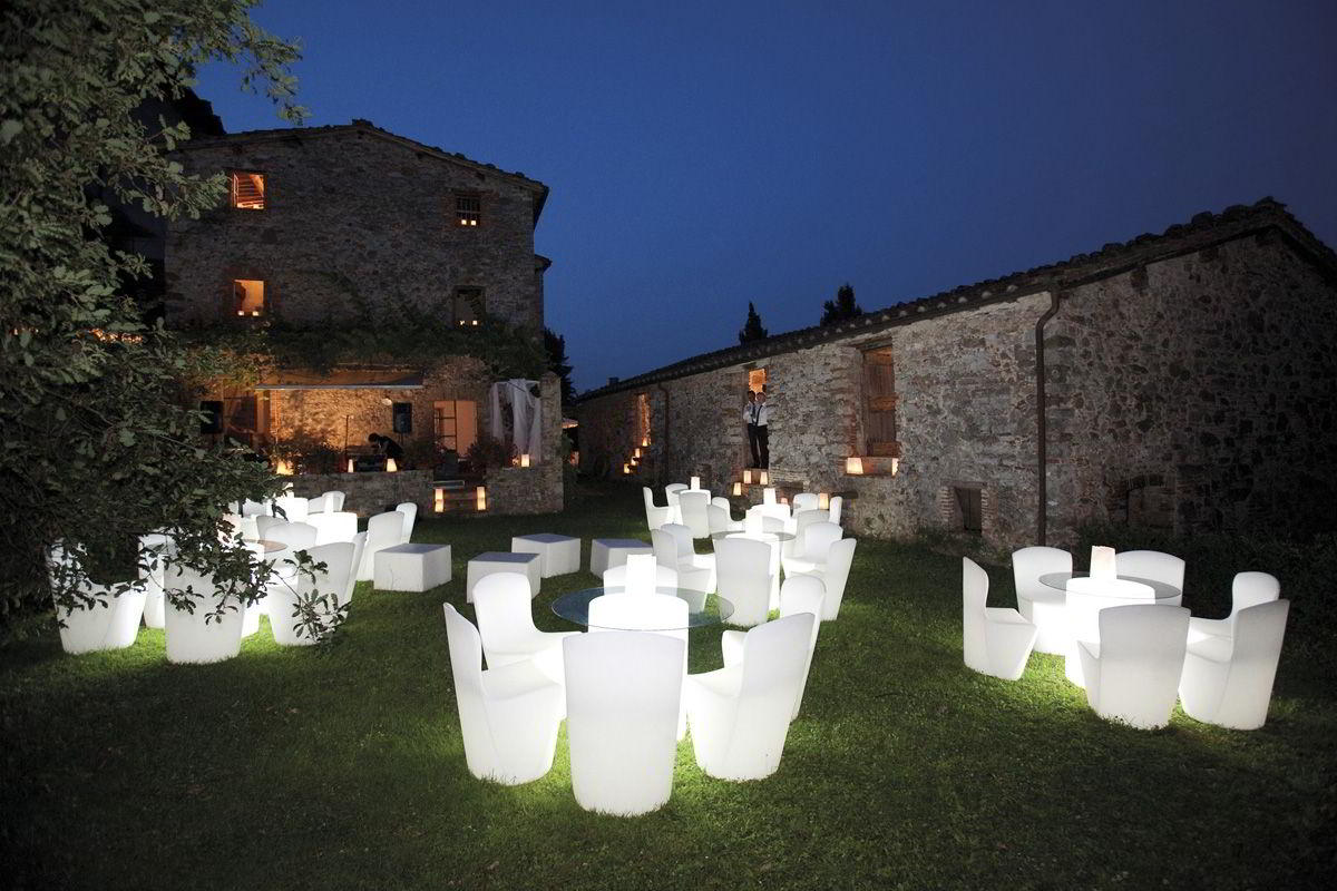 ARTHUR beleuchteter Tisch im Schlosshof