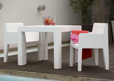 JUT Gartensessel und Gartentisch von VONDOM JUT Gartensessel und Gartentisch