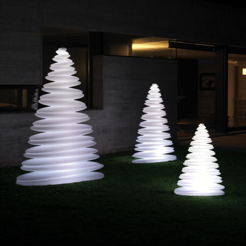 CHRISMY Weihnachtsbaum beleuchtet von VONDOM CHRISMY Weihnachtsbaum beleuchtet