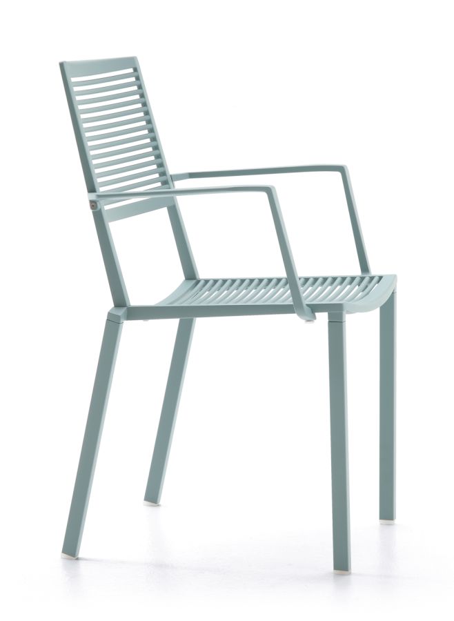 Easy Stapelstuhl Outdoor mit Armlehnen, pastellblau von FAST Easy Stapelstuhl Outdoor mit Armlehnen, pastellblau