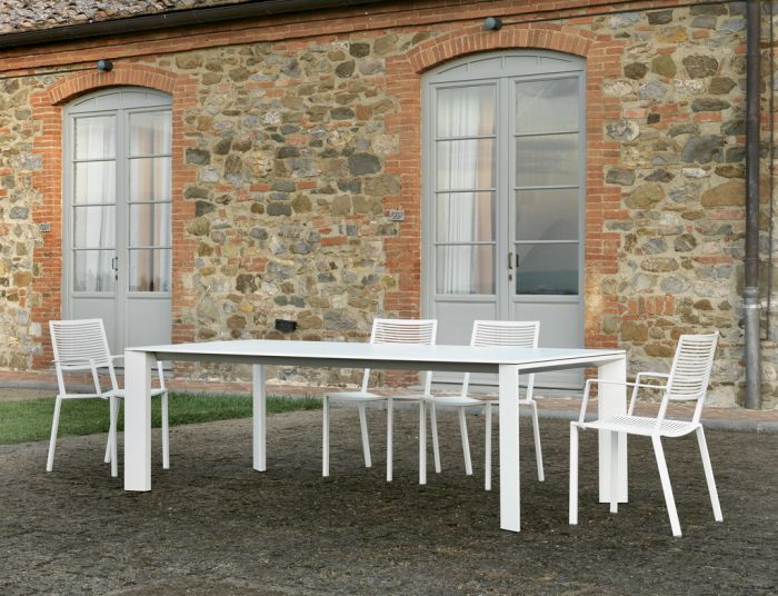 Easy Stapelstuhl Outdoor mit Armlehnen von FAST Easy Stapelstuhl Outdoor mit Armlehnen