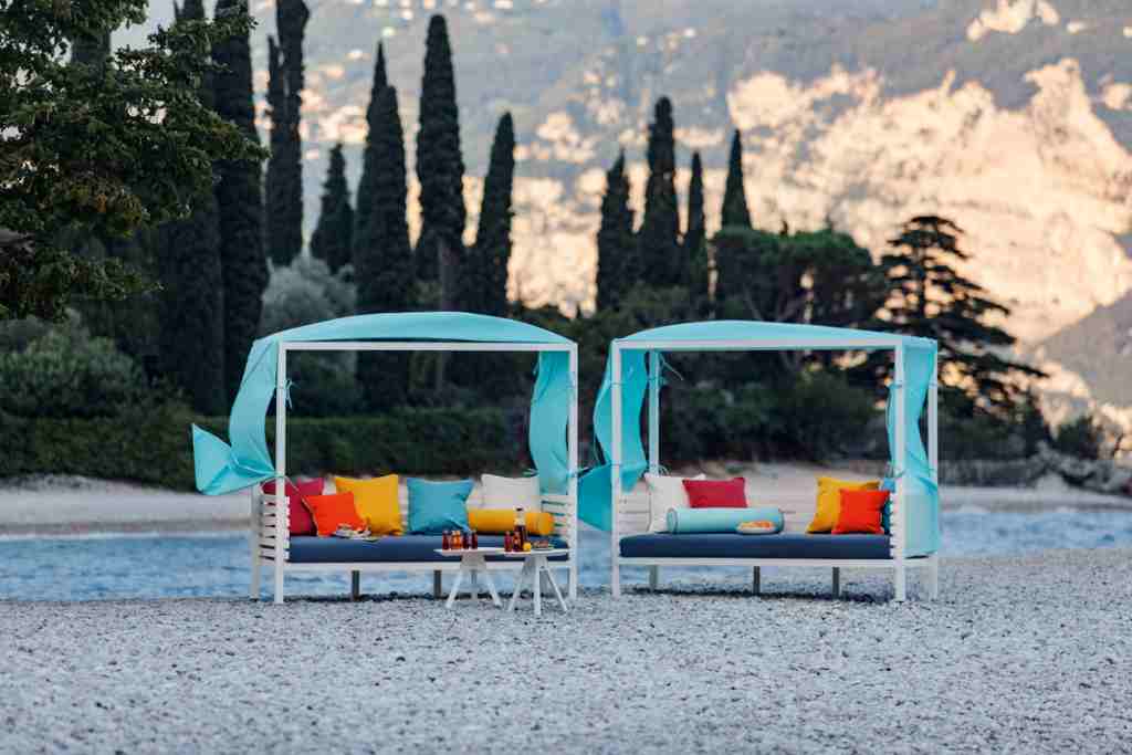 FLOW Daybed mit Sitzpolster, Himmel und diversen Kissen, alles wetterfest von Weishäupl FLOW Daybed mit Sitzpolster, Himmel und diversen Kissen, alles wetterfest