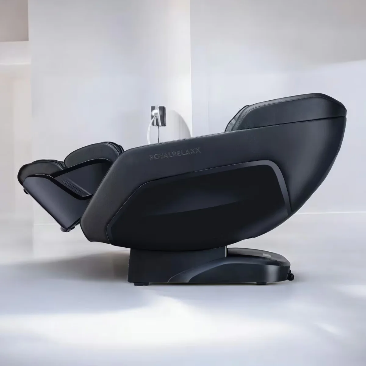 Royalrelaxx Massagesessel Schwarz – Seitenansicht des Sessels mit ergonomischer Rücken- und Beinauflage von Welcon Royalrelaxx Massagesessel Schwarz – Seitenansicht des Sessels mit ergonomischer Rücken- und Beinauflage