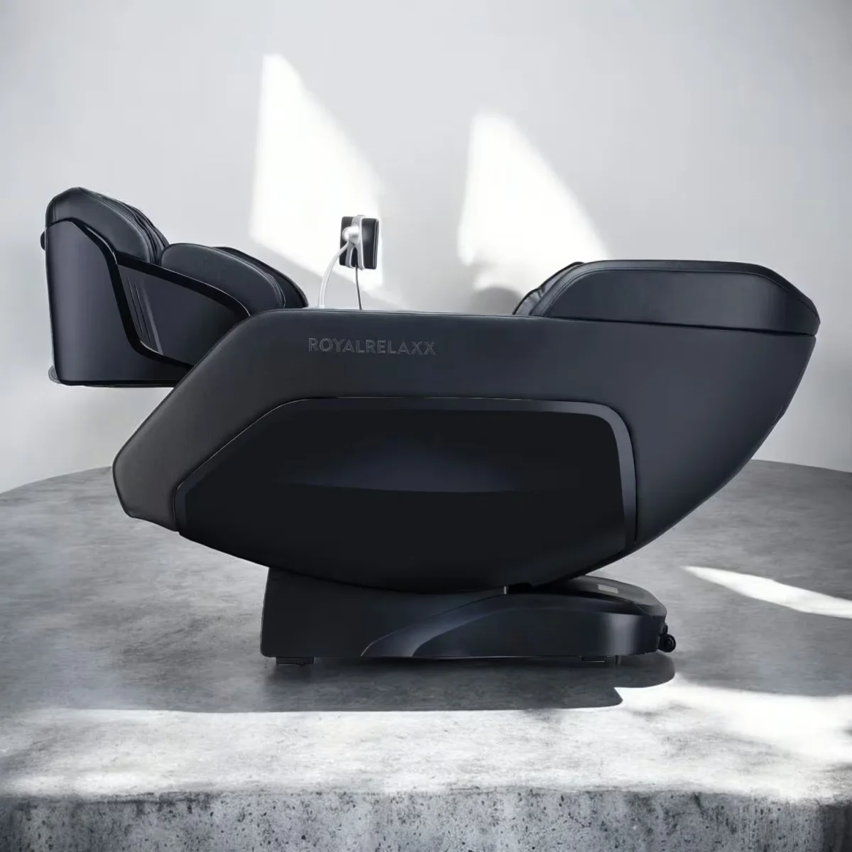 Royalrelaxx Massagesessel Schwarz – Seitenansicht des Sessels mit ergonomischer Rücken- und Beinauflage von Welcon Royalrelaxx Massagesessel Schwarz – Seitenansicht des Sessels mit ergonomischer Rücken- und Beinauflage